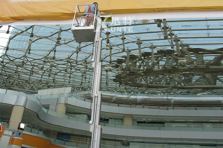 上海明珠大酒店選擇迅特自行鋁合金升降機(jī)